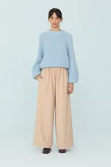 Sweater celeste de tejido de punto con mangas ranglán amplias y escote redondo.