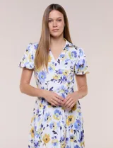 Vestido midi de seda fría blanca con estampado floral en tonos azules y amarillos, escote en V con cuello solapa, mangas cortas, lazo ajustable en la cintura y falda plisada.