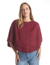 Capa de punto color bordó con diseño envolvente de doble capa superpuesta. Presenta cuello a la base, cierre frontal con botones y mangas estilo japonés con terminaciones acanaladas.