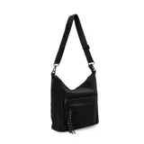 Cartera bandolera gris de formato amplio, con correa larga regulable y desmontable con inscripciones. Cuenta con cierre superior, bolsillo frontal con cierre y detalle colgante de cordones, y un bolsillo trasero con cierre.