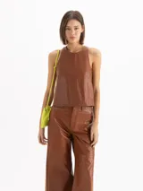 Top de cuero marrón con cuello redondo y diseño sin mangas.