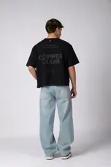Remera boxy de algodón color marrón, de mangas corta y calce holgado, con estampa sutil con la leyenda 'COFFEE' en el pecho.