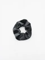 Colita para el pelo tipo scrunchie de tela aterciopelada en color negro.