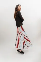 Falda larga de popelina de algodón con diseño de gajos y estampado de rayas verticales en tonos blanco, celeste, rojo, negro y beige.