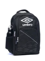 Mochila negra marca Umbro, con logo blanco en el frente y estampado de logos en relieve en la parte inferior. Cuenta con un bolsillo lateral de malla para botella y cierres con tiradores blancos.
