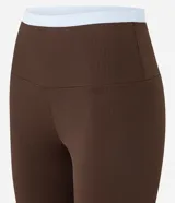 Calza deportiva larga color marrón chocolate, confeccionada en microfibra acanalada con cintura elastizada en contraste blanco.