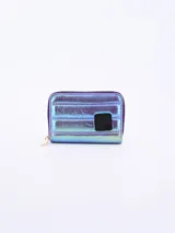 Billetera pequeña con cierre de cremallera, color azul iridiscente con pespuntes horizontales y logo cuadrado negro en la parte frontal.