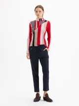 Babucha de corte slim fit y tiro alto, color azul marino, con cintura elastizada y bolsillos laterales ocultos.