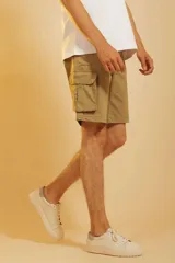 Bermuda cargo de corte recto en color beige, con bolsillos laterales tipo cargo con solapa y cierre de botón.