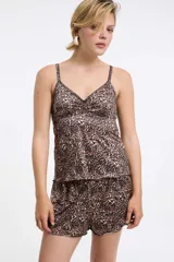 Musculosa de microfibra con estampado animal print tipo cebra en tonos marrón y tostado, con tirantes finos regulables, escote en V con delicado detalle de encaje y frunce en el centro del busto.
