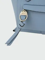 Bolso Longchamp modelo Crossbody Mailbox S, color celeste, con doble asa corta y correa larga extraíble.