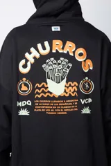 Buzo canguro oversize de algodón rústico, color gris claro, con capucha y cordones ajustables con logo estampado. Presenta un diseño gráfico pequeño en el pecho y detalles estampados en la manga.
