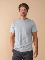 Remera de manga corta y cuello redondo color gris melange, de corte clásico.