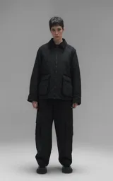 Campera oversize de microfibra opaca con diseño matelaseado de rombos. Presenta cuello de corderoy a tono, cierre frontal metálico y dos amplios bolsillos delanteros con solapa y broche snap. Interior forrado y relleno con guata térmica.