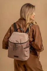 Mochila urbana de diseño compacto en color negro, confeccionada en nylon resistente. Cuenta con un compartimento principal con cierre, bolsillo frontal con cierre y correas ajustables con detalle de marca.