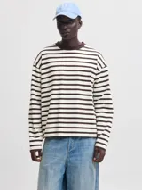 Remera de manga larga oversize con diseño a rayas horizontales en color marrón y crudo, cuello redondo en tono marrón contrastante y hombros caídos.