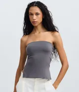 Blusa strapless de microfibra color marrón, con diseño ajustado y tajo lateral.
