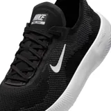 Championes Nike Free de running, color negro con suela blanca y logo de la marca en el lateral. Diseño de tejido transpirable y suela flexible.