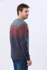 Remera de manga larga con diseño de rayas horizontales en tonos azul marino, bordó y gris. Presenta cuello redondo y un bordado en relieve en el pecho con la inscripción Legacy Established Brand.