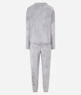 Conjunto de pijama largo de dos piezas confeccionado en tejido fleece suave y abrigado. Incluye una blusa de manga larga con cuello redondo y ajuste en la cintura, y un pantalón con cintura elástica. Ambas prendas presentan una textura grabada con diseño de gatitos.