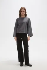 Remera de manga larga confeccionada en viscosa, con cuello redondo a la base y diseño holgado.