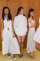 Pantalón culotte de tiro medio y corte amplio, con cintura elástica y detalles de lazadas ajustables en los laterales.