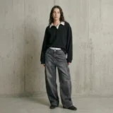 Jean de corte holgado y tiro alto, con diseño de pierna ancha y acabado lavado en tono gris oscuro. Presenta costuras reforzadas y estilo urbano.