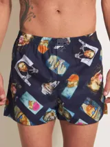 Bóxer de algodón blanco con estampado de flores pequeñas color celeste, con cintura elástica y logo de la marca en el centro.