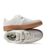 Championes urbanos de diseño clásico con paneles de cuero sintético blanco y detalles en gamuza beige en la puntera y el talón. Presentan una suela de goma color caramelo y cierre mediante cordones al tono.