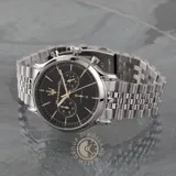 Reloj Maserati Epoca con caja plateada de acero inoxidable de 42mm, esfera negra con detalles dorados y correa de acero inoxidable.
