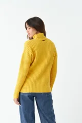 Sweater tejido negro de cuello alto y fit regular.