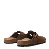 Zueco cerrado tipo sandalia, color taupe, con capellada de gamuza y una hebilla ajustable de metal color cobre. Presenta una plantilla anatómica de corcho y suela de goma negra.