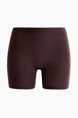 Culotte de tiro alto color marrón, con efecto moldeador suave, diseño sin costuras y piernas tipo boxer corto.
