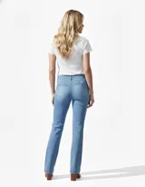 Jean elastizado de tiro medio, color celeste claro, con pierna recta y efecto levemente desgastado. Presenta bolsillos delanteros inclinados y bolsillos traseros simulados.