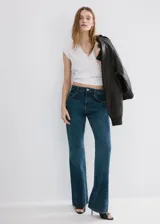 Camiseta blanca de algodón con cuello en V y mangas cortas, de corte ajustado al cuerpo.