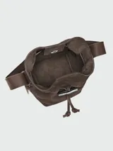 Cartera tipo bucket XS Longchamp de la línea Le Roseau Velvety, confeccionada en cuero marrón con textura gamuzada. Cuenta con cierre de cordón ajustable con detalle de bambú metálico plateado y correa ajustable para el hombro.