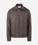 Campera de poliuretano con acabado lavado, diseño de corte regular, cuello camisero, cierre frontal, puños y cintura con rib elástico.
