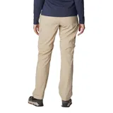 Pantalón convertible de senderismo color beige, con perneras desmontables mediante cremallera que permiten transformarlo en shorts. Cuenta con bolsillos laterales y traseros, diseñado con tecnología de protección solar.