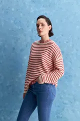 Sweater de tejido amplio en color azul marino con diseño de rayas horizontales y detalles calados. Cuenta con cuello redondo, mangas largas con hombros caídos y terminaciones acanaladas.
