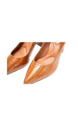 Zapato de tacón color marrón, con acabado charol y textura de cocodrilo grabada. Presenta una silueta clásica de salón con punta fina y tacón de bloque de 6,5 cm.