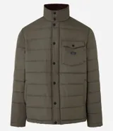 Campera puffer negra con cuello alto, cierre frontal con botones a presión, bolsillos laterales y un bolsillo cargo en el pecho. Presenta un diseño acolchado y forro interior suave.