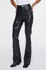 Pantalón de tiro alto de denim con acabado simil cuero de color negro, diseño clásico de cinco bolsillos y silueta recta con ligera amplitud en las botamangas.
