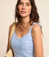 Vestido midi de tricolina a rayas verticales celestes y blancas, con breteles finos con nudo, escote en pico y falda con volantes.