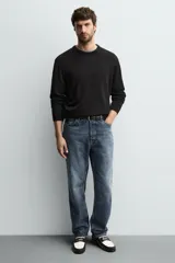 Mocasín de cuero color negro con antifaz en contraste blanco y marrón.