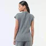 Sweater gris sin mangas confeccionado en tejido de punto, con cuello alto y detalle de hebilla metálica dorada en el lateral.