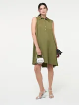 Vestido corto color verde militar, sin mangas, con cuello camisero, cierre frontal con botones y bolsillos laterales.