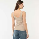 Musculosa de canalé color beige, con escote redondo y diseño ajustado.