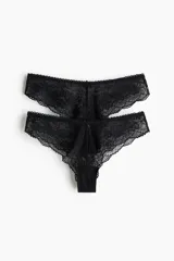Pack de dos bombachas estilo Brazilian de tiro bajo, confeccionadas íntegramente en encaje negro con detalles de pequeños lazos decorativos en el centro.