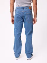 Jean de corte recto en color azul claro, con diseño clásico de cinco bolsillos, cierre frontal con botón y costuras reforzadas.