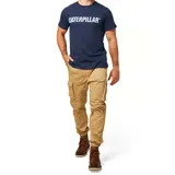 Pantalón cargo color beige de corte slim, con cintura elástica ajustable con cordón, bolsillos laterales tipo cargo con solapa, bolsillo trasero para herramientas y puños elásticos en los tobillos. Confeccionado en tejido ligero de mezcla de algodón y spandex.